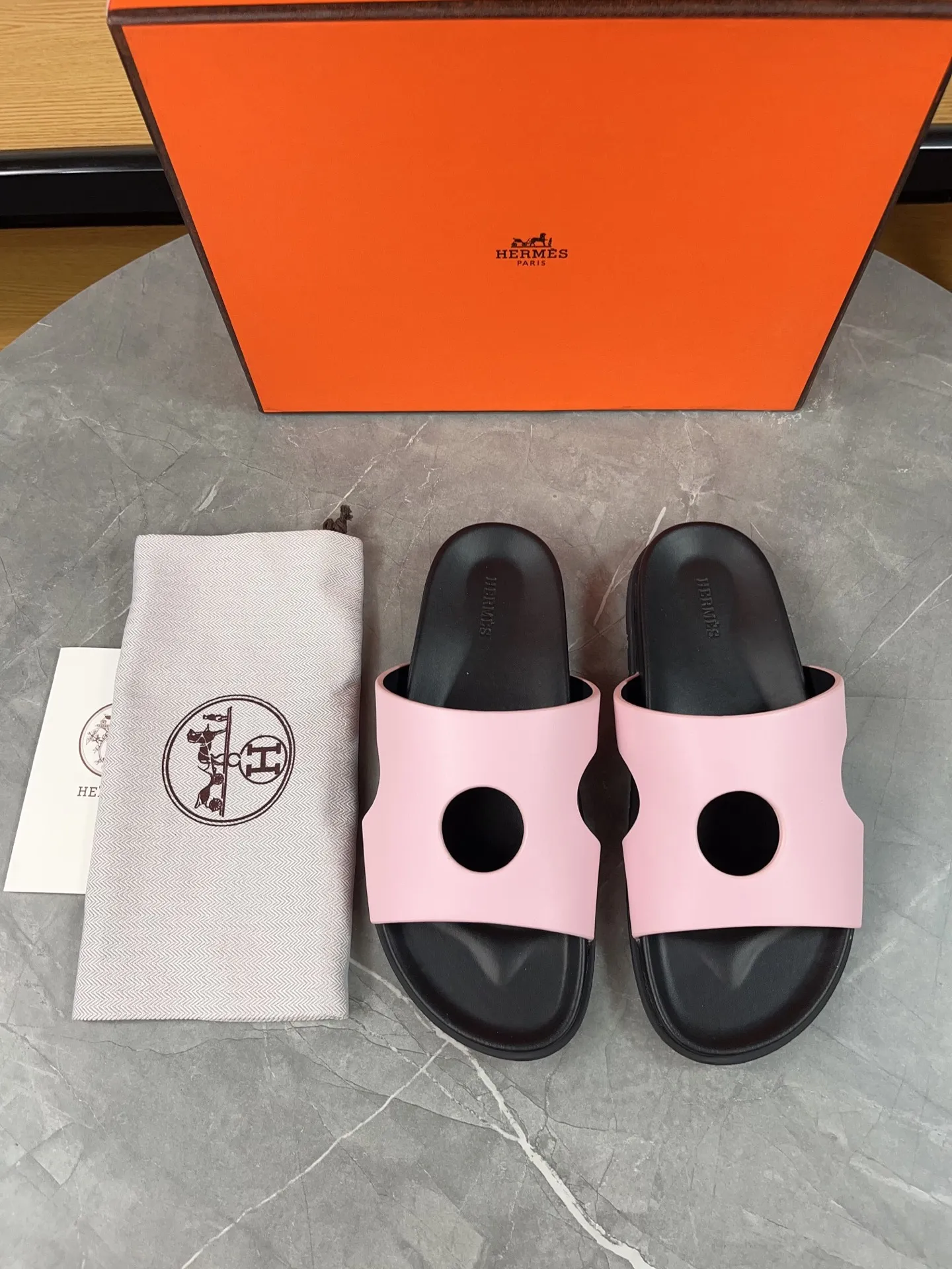 p400🐮🐮H family classic (couple style) Hermes Hermes spring and summer sandals series! Classic style, always popular slippers - sandals, great with any combination! ! ! Upper: imported PU inner lining: imported mixed sheepskin Outsole: Tpu non-slip and wear-resistant outsole Female size: 35-40 (customized at 41) Male size: 39-45 (customized at 39.45)